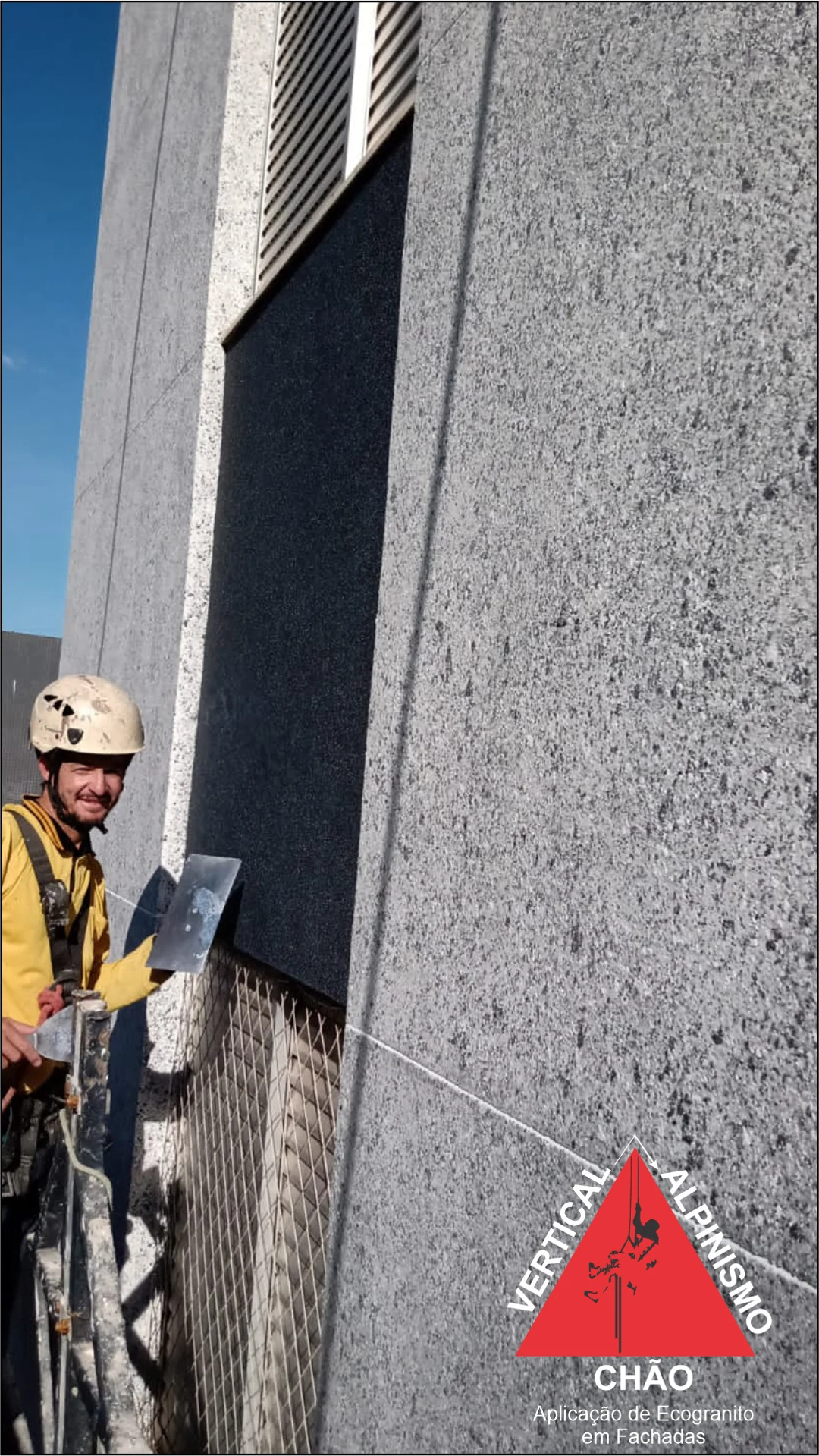 Profissional da Vertical Chão com desempenadeira durante aplicação de EcoGranito na fachada