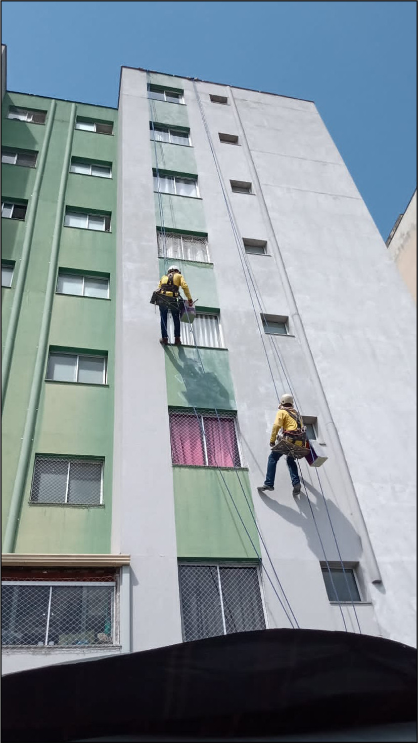 Limpeza de fachada realizada por acesso em altura